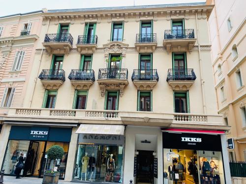 Boulevard des Moulins – Deux-pièces avec balcon, à usage d’habitation ou de bureau